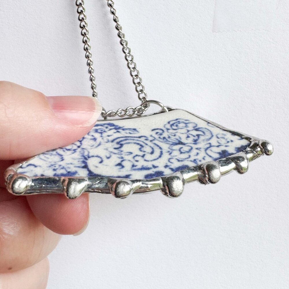 Handmade repurposed blue delft ceramic shard necklace - Picture 3 of 10
